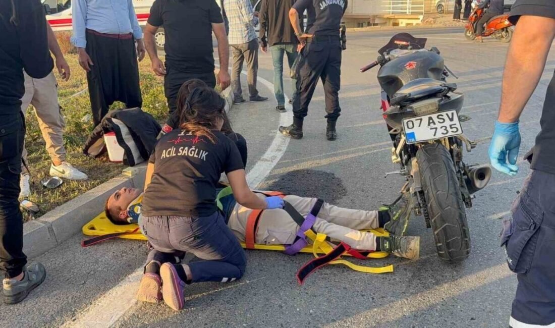 Antalya’nın Gazipaşa ilçesinde plakası ve sürücüsü belirlenemeyen kamyonetin, motosiklet ile