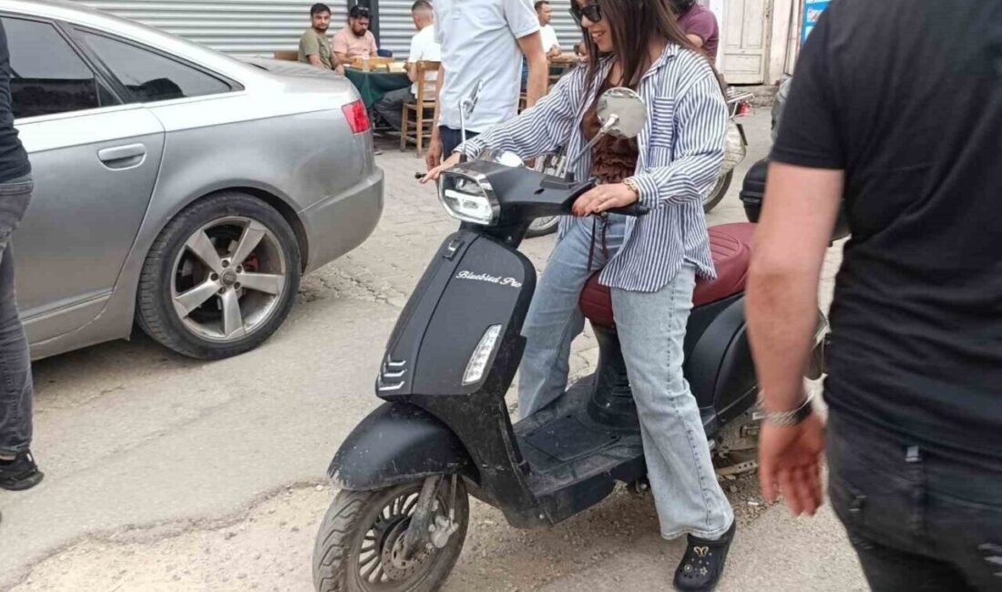 Adana’nın Kozan ilçesinde geri gelen kamyonun çarptığı motosikletli genç kız
