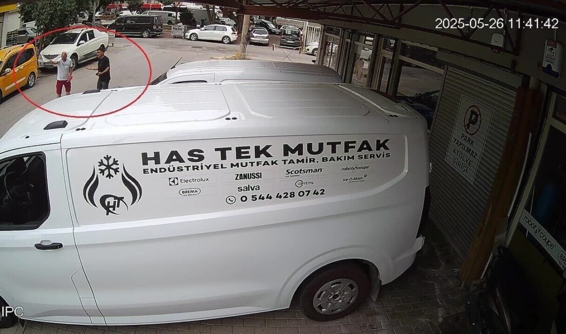 Antalya’nın Manavgat ilçesinde, semt pazarında alışveriş yapan Alman turist, Türk