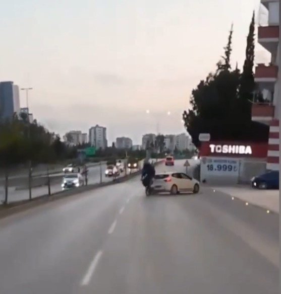 Adana’da motosikletin otomobile arkadan çarptığı kazanın, başka bir motosikletteki sürücünün