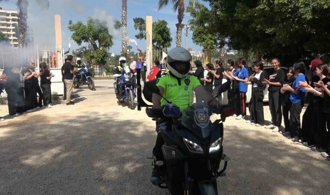 Mersin’in Erdemli ilçesinde öğrenciler ve minibüsçüler trafik ekiplerinin haftasını sürpriz