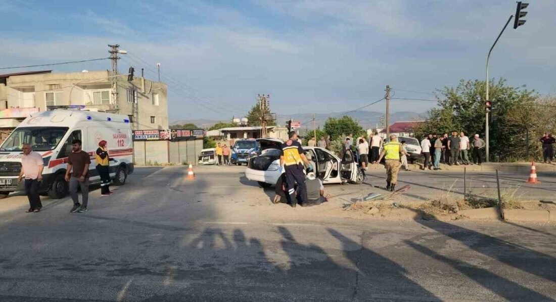 Hatay’da 2 otomobilin kavşakta çarpışması sonucu yaşanan kazada 2 kişi