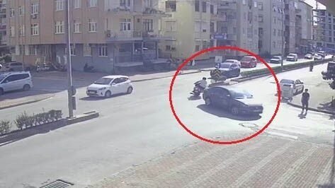 Manavgat’ta otomobille çarpışan motosiklet sürücüsü metrelerce sürüklendi. Çarpmanın şiddetiyle sürüklenen