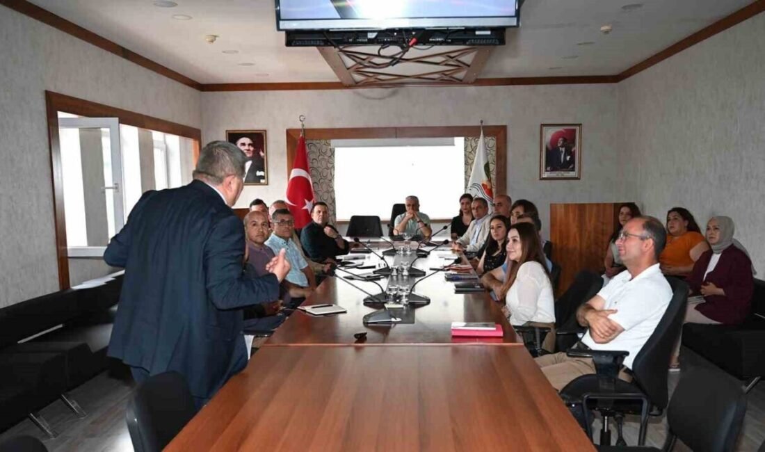 Kemer Belediyesi başkan yardımcıları, birim müdürleri ve belediye personeline, “Halkla