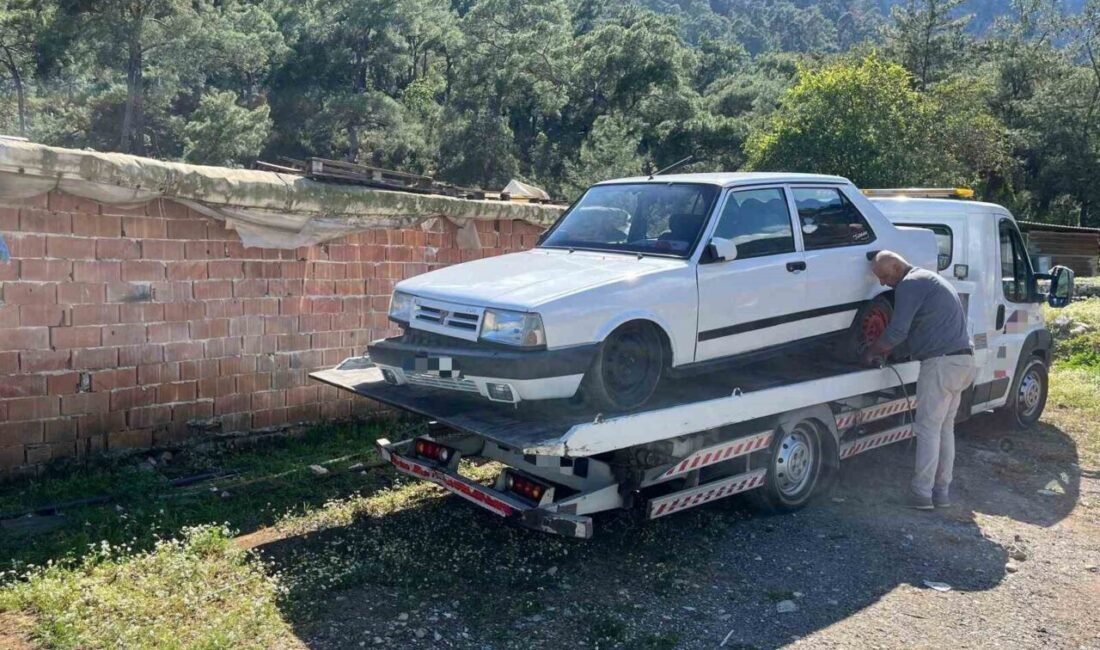 Antalya’nın Kemer ilçesinde bir vatandaşın araçla drift yaptığı, yanındaki bir