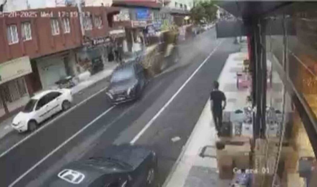 Hatay’da sürücüsünün direksiyon hakimiyetini kaybettiği kepçe, park halindeki ve trafikteki