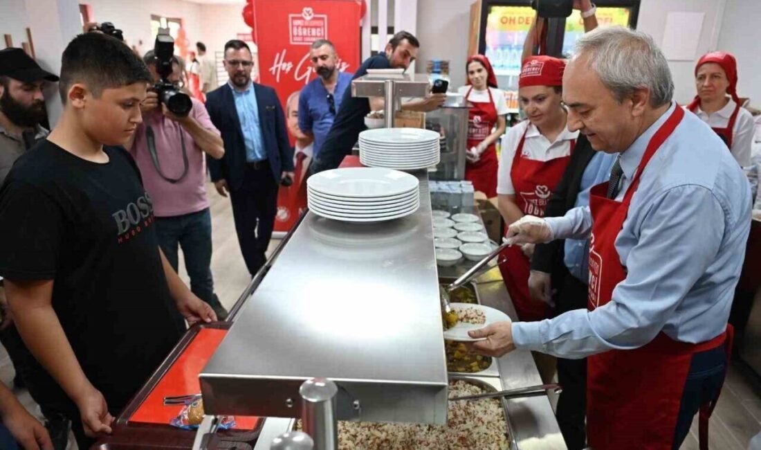 Kepez Belediye Başkanı Mesut Kocagöz’ün öğrencilere yönelik projeleri kapsamında hayata