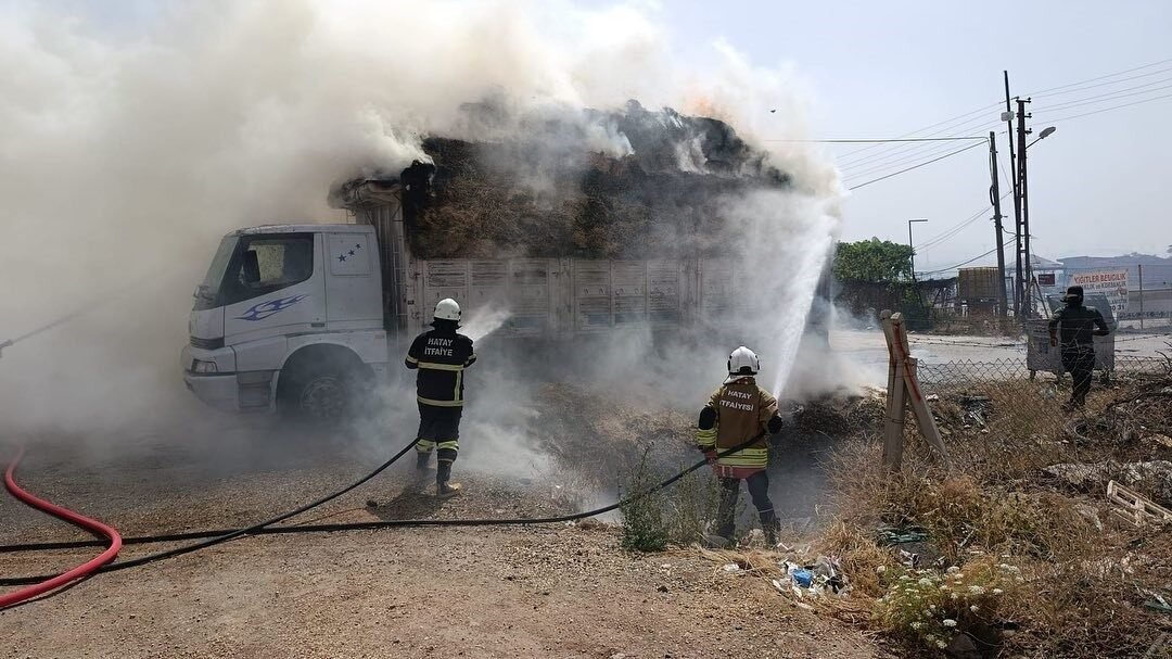 Hatay’da saman yüklü tırda çıkan yangında alevler aracı sarmadan söndürüldü.