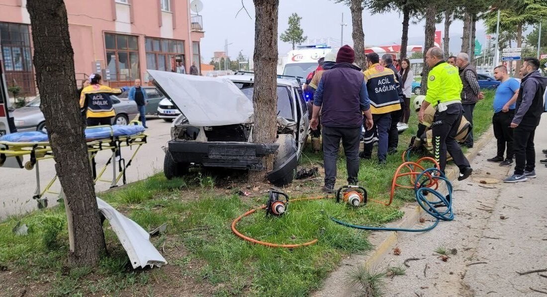 Isparta’nın Yalvaç ilçesinde, sürücüsünün direksiyon hakimiyetini kaybettiği otomobil refüjdeki ağaca