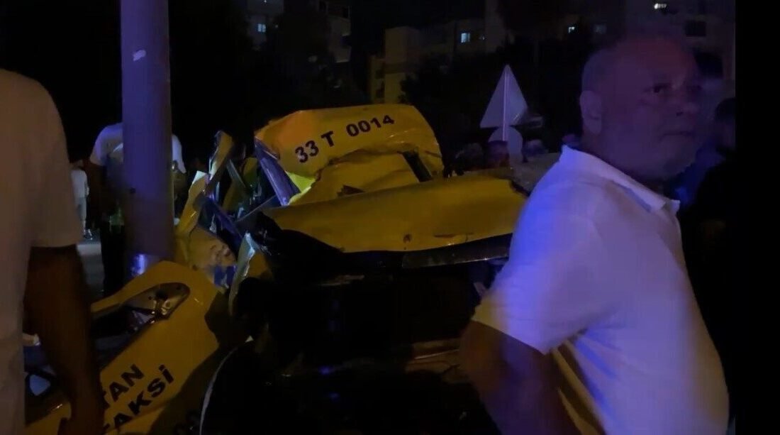 Mersin’de sürücüsünün kontrolünden çıkarak önce orta refüjdeki ağaca, ardından elektrik