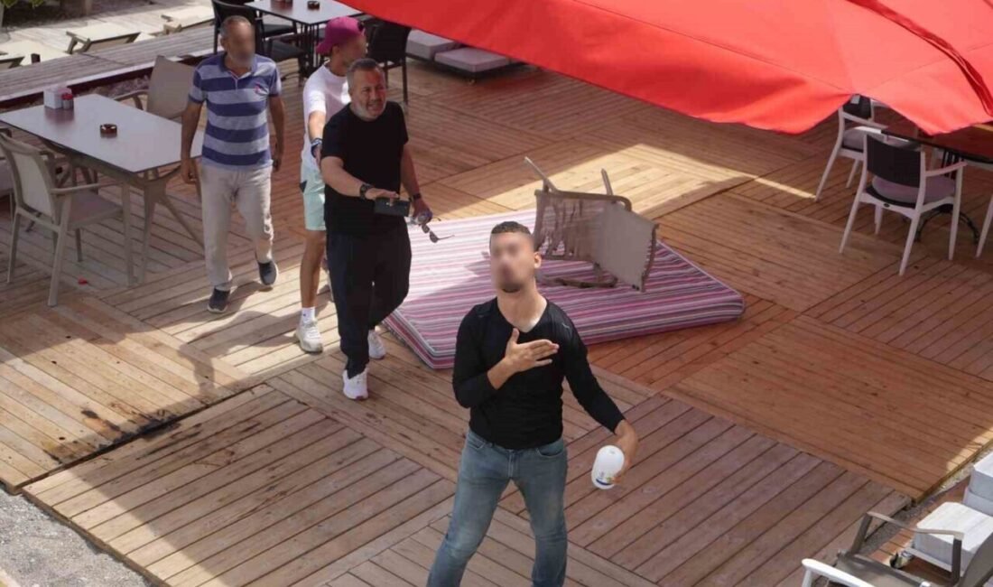 Antalya Büyükşehir Belediyesi, Konyaaltı Sahili’nde kıyı işgallerine karşı müdahaleye devam