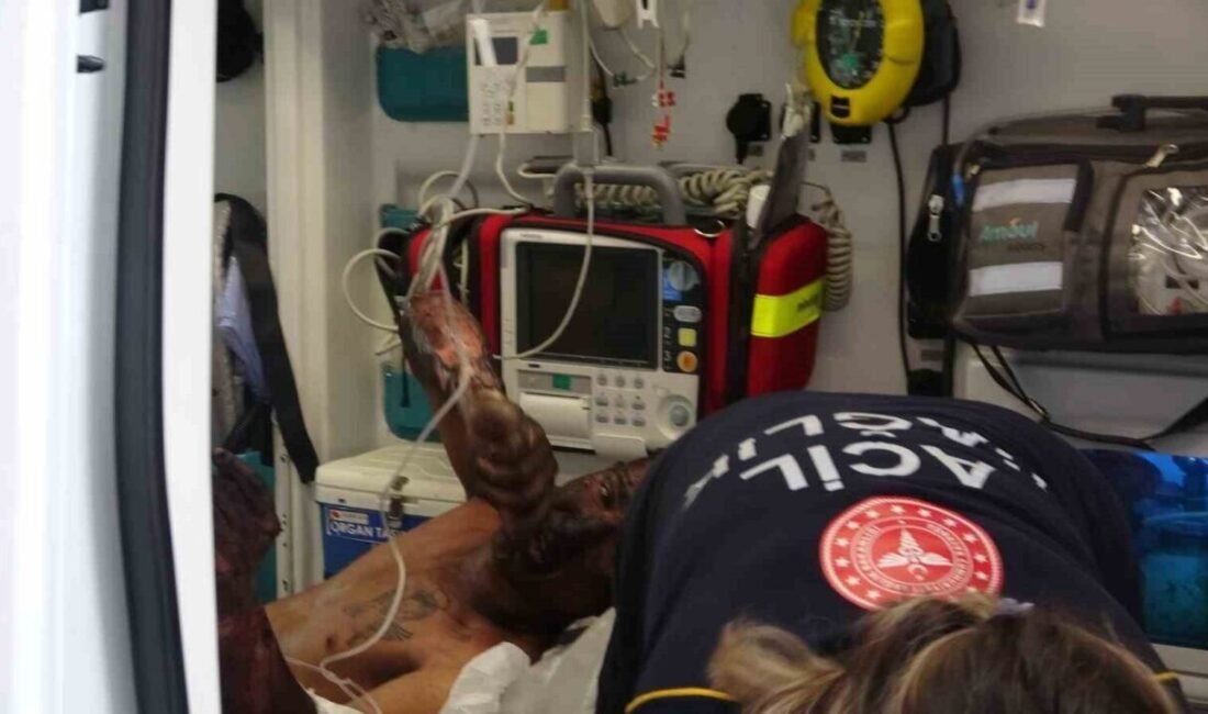 Antalya’da “korku evi”nde ekipmanların bakım ve kontrolünü yapan çalışanların, testereye