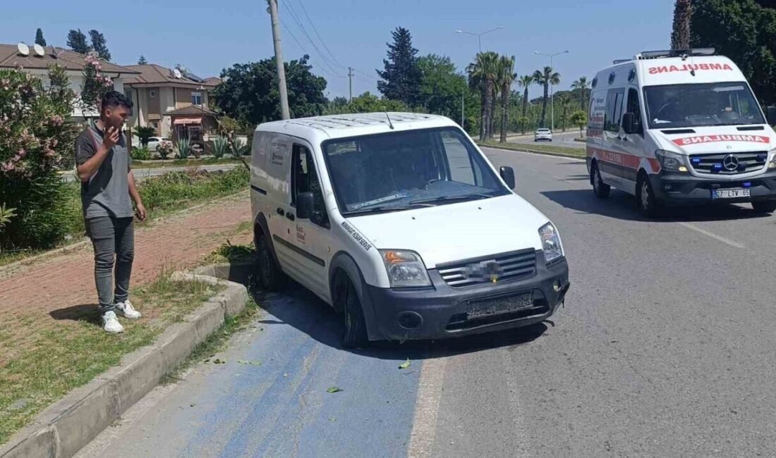 Antalya’nın Manavgat ilçesinde seyir halindeyken lastiği patlayan ve yoldan kaldırıma