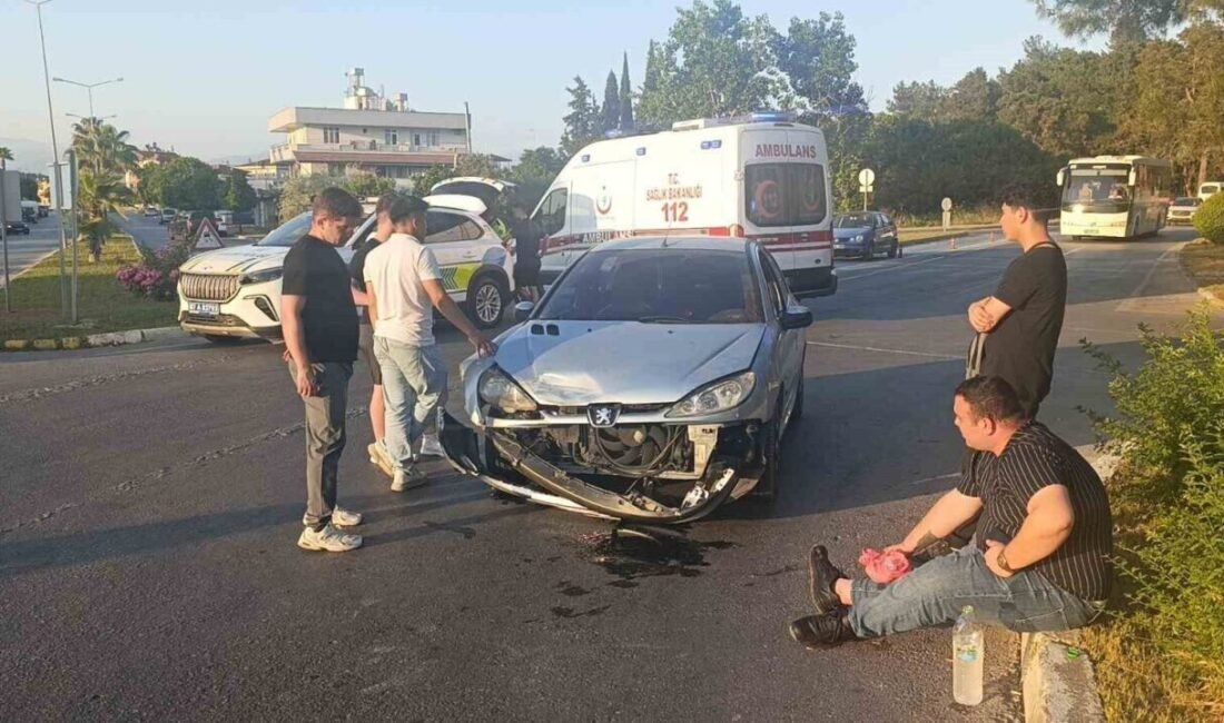 Manavgat’ta kontrolsüz kavşakta 2 otomobilin çarpışması sonucu meydana gelen trafik