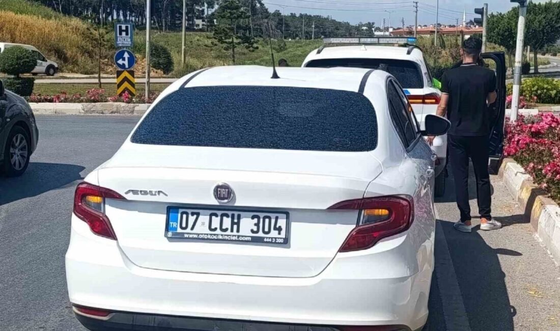 Antalya’nın Manavgat ilçesinde geri manevra yapan otomobil, kırmızı ışıkta bekleyen