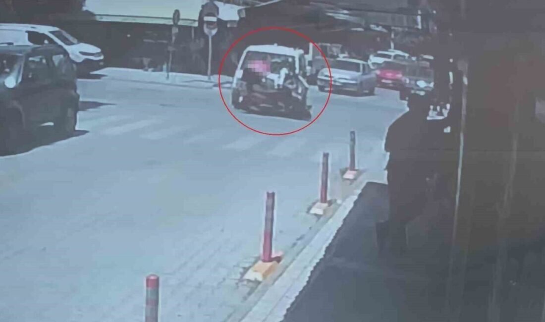 Antalya’nın Manavgat ilçesinde hafif ticari aracın çarptığı motosiklet sürücüsü yaralandı.