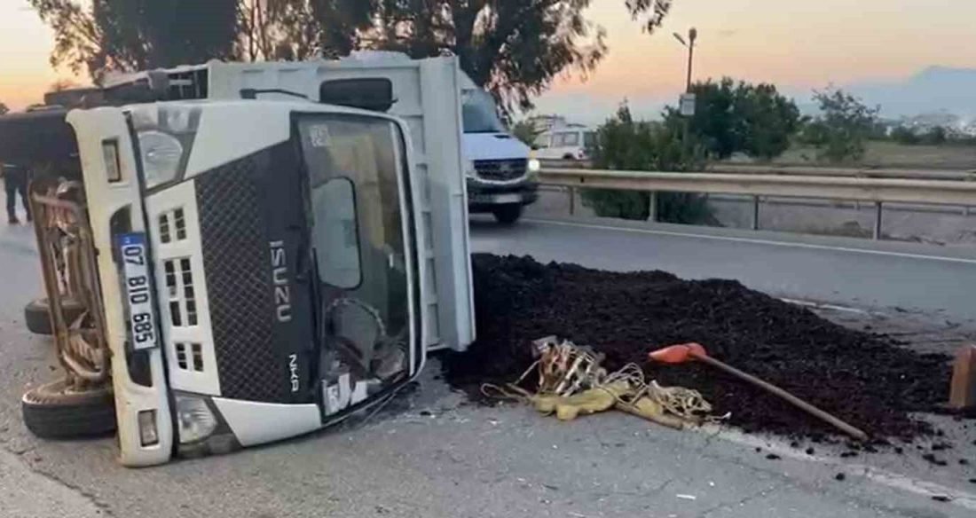 Antalya’nın Manavgat ilçesinde devrilen kamyonetteki 3 kişi yaralandı. Kaza, dün