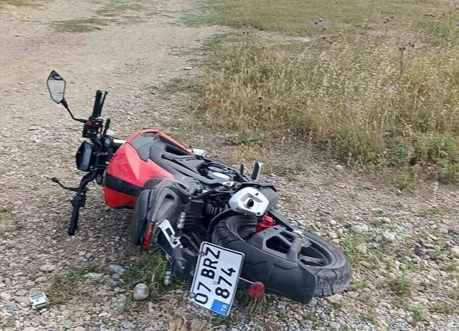 Manavgat’ta aynı istikamette seyir halindeki motosiklete çarpmamak için fren yaptığı