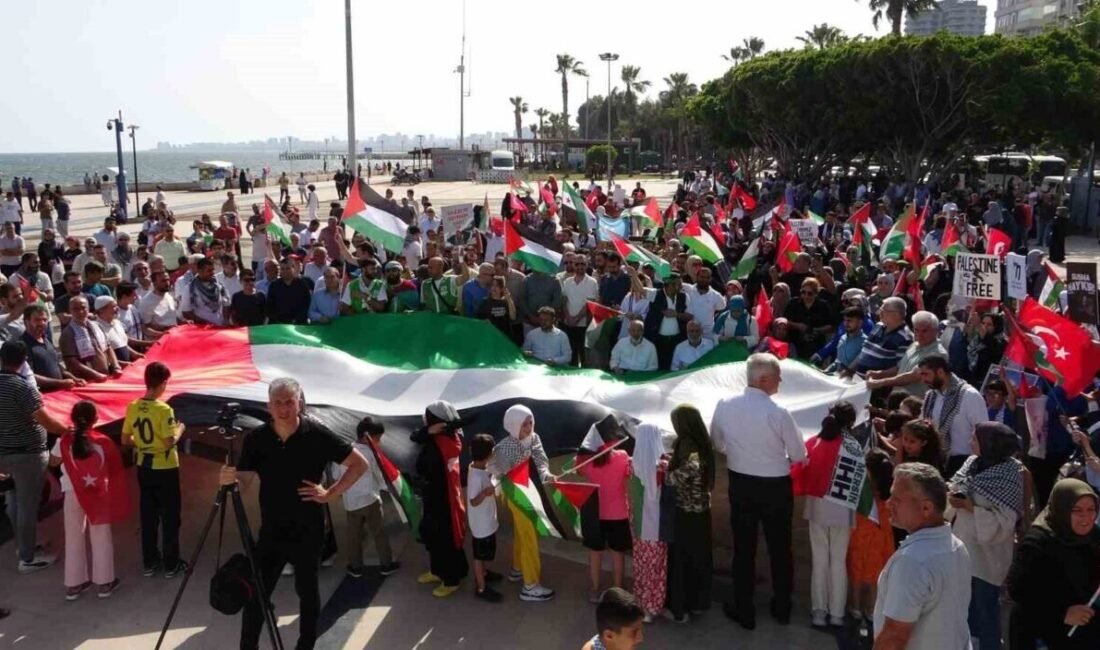 Mersin’de İsrail’in Gazze’ye yönelik saldırılarını protesto etmek ve Gazze’de yaşanan