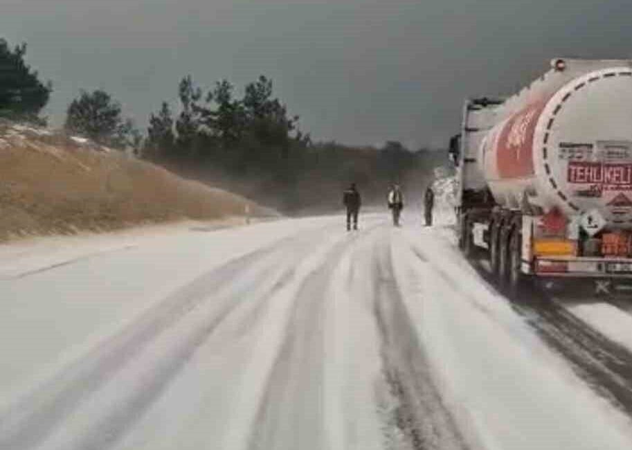 Mersin’in Çamlıyayla ilçesinde dolu yağışı nedeniyle karayolu trafiğe kapandı. Mersin’in