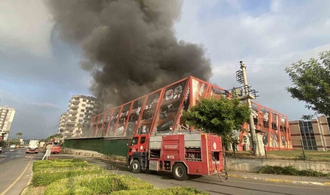 Mersin’de çeşitli elektronik ürünler üreten bir fabrika alev alev yanmaya