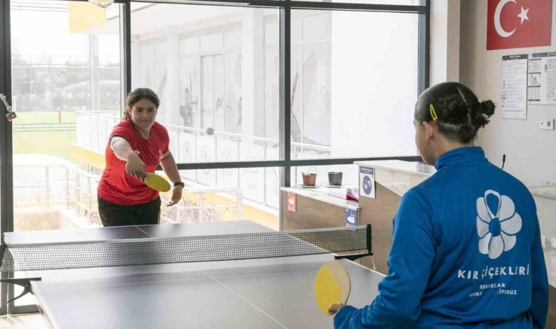 Mersin Büyükşehir Belediyesinin ‘Kır Çiçekleri’ projesiyle spora kazandırılan Nidanur ve