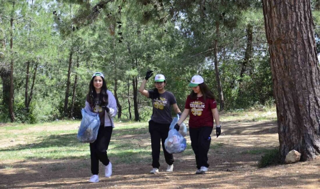 Mersin’de öğrenciler, ’Orman Benim’ kampanyası çerçevesinde ormanlık alanda temizlik yaptı.