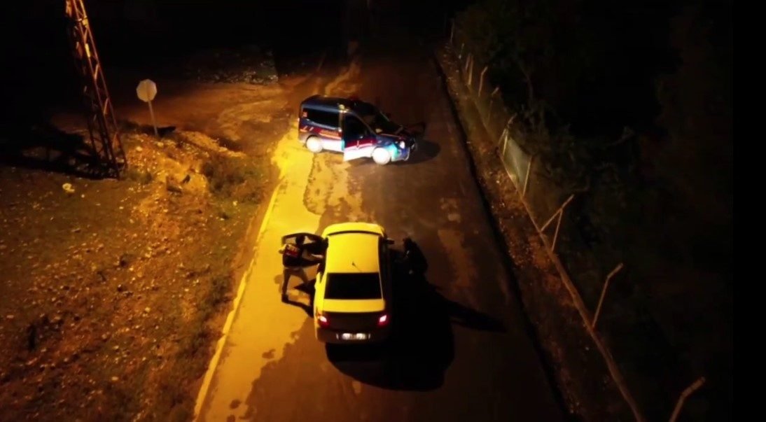 Mersin’in Çamlıyayla ilçesinde jandarma ekiplerince bir otomobilde yapılan aramada çok