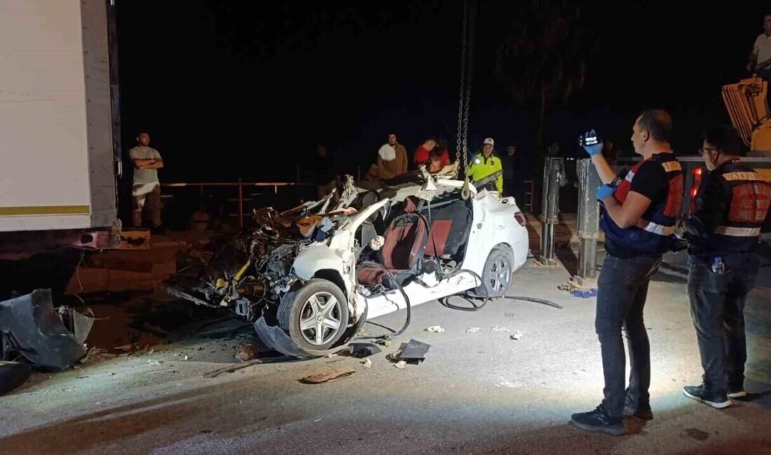 Mersin’in Silifke ilçesinde otomobilin park halindeki tıra arkadan çarparak altına