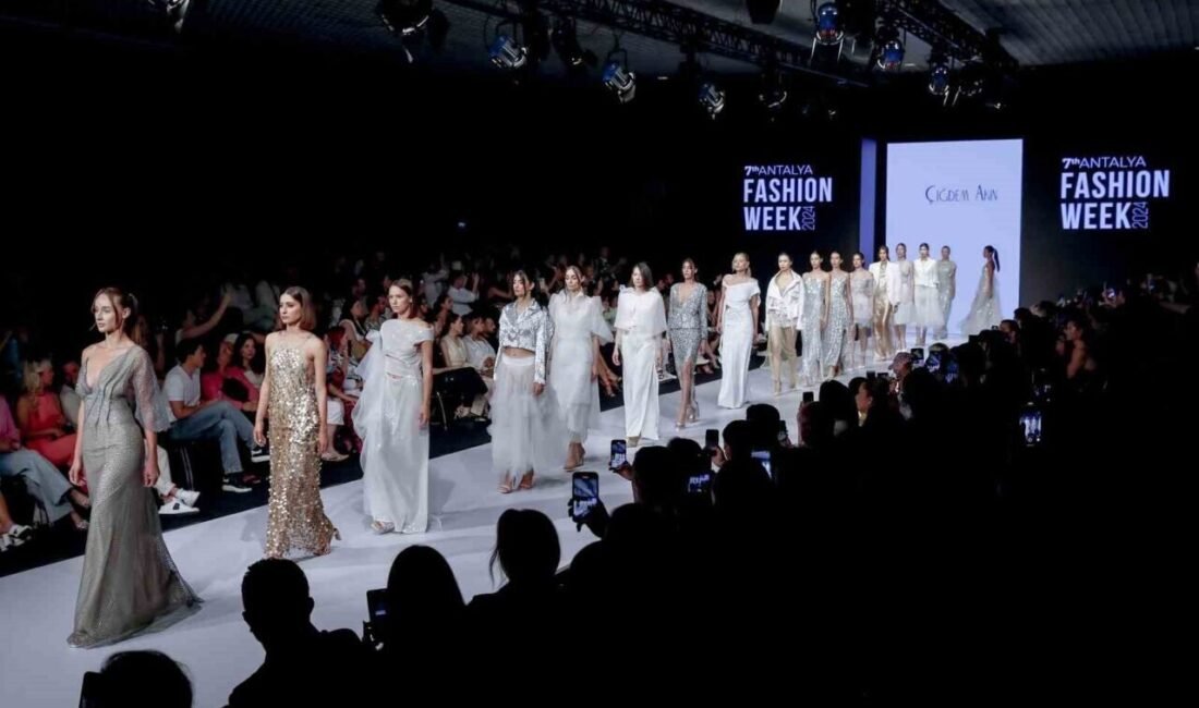 Antalya Fashion Week 2025, Hadrian Kapısı’ndaki tarihi defileyle moda ve