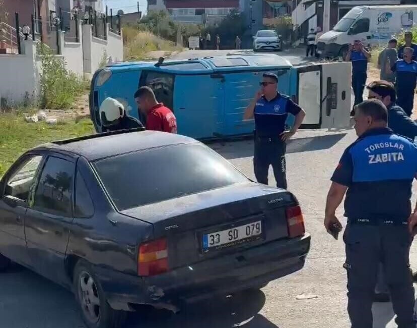 Mersin’de otomobilin çarptığı zabıta aracının devrilmesi sonucu biri zabıta personeli