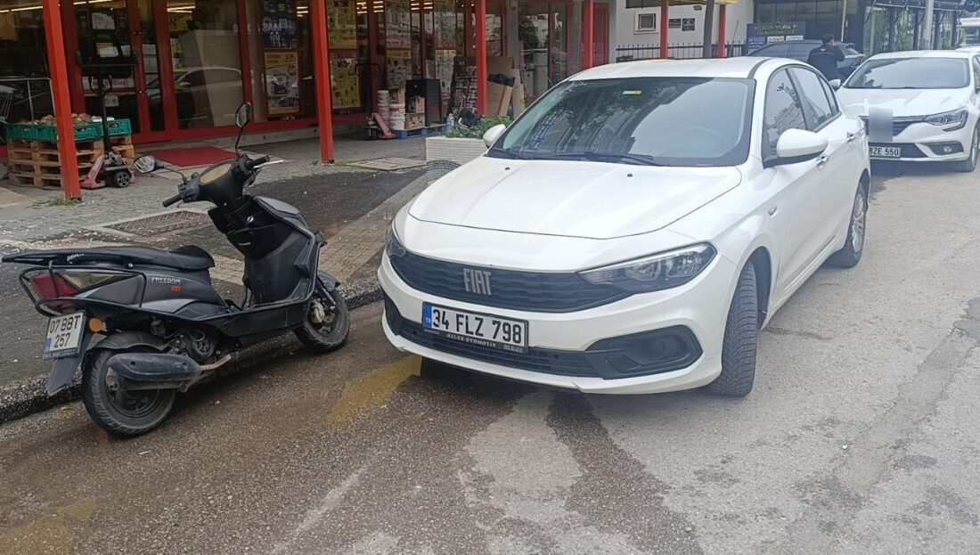 Manavgat’ta park yaptığı yerden manevra yaparak çıkmakta olan otomobile motorlu