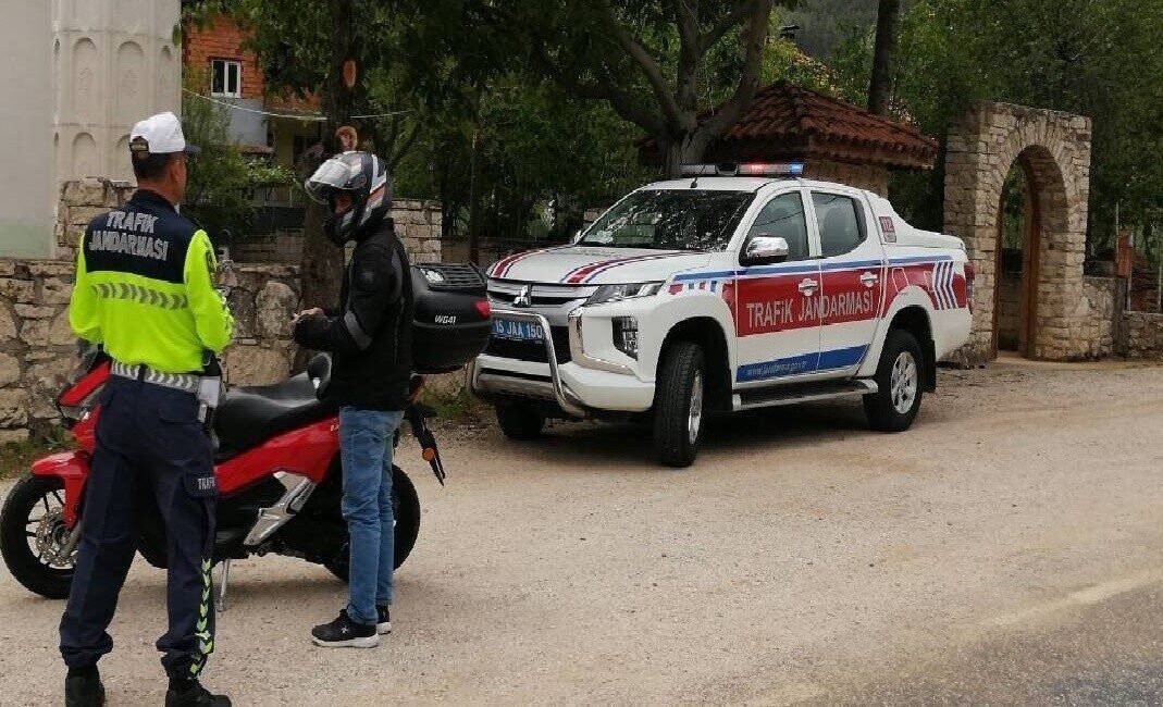 Burdur İl Jandarma Komutanlığı ekipleri, trafik güvenliğini artırmak amacıyla motosiklet
