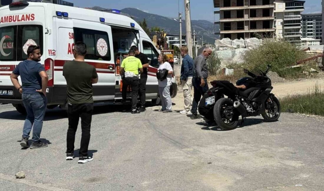 Antalya’nın Gazipaşa ilçesinde otomobille motosikletin çarpışması sonucu meydana gelen kazada,