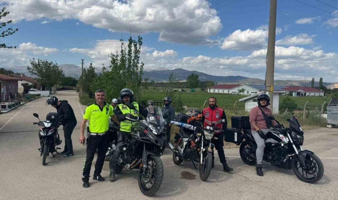Isparta’da motosiklet tutkunları, konvoyla geldikleri UYUMDER’de tedavi gören bireylere moral