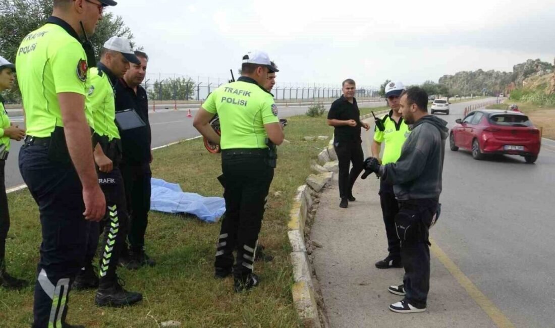 Antalya’da virajda kontrolden çıkarak önce kaldırıma, sonra da refüjdeki ağaca