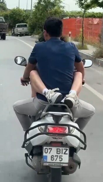 Antalya’nın Alanya ilçesinde motosiklet üzerinde yolcuyu kucağına alarak seyir halinde