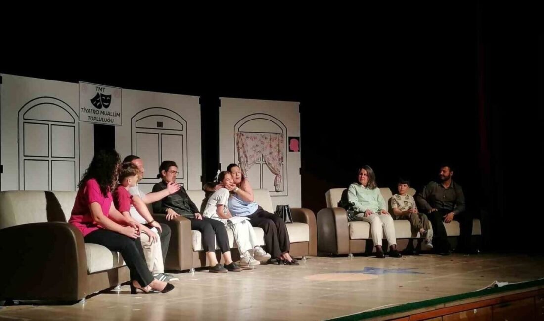 Mersin’in Mut ilçesinde öğretmenler tarafından hazırlanan “Gülelim Güldürelim” adlı tiyatro