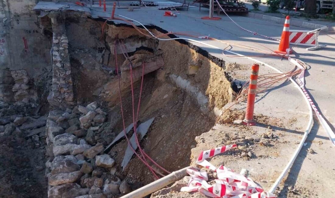 Mersin’in Mut ilçesinde temel çalışması sırasında köprünün ve yolun bir