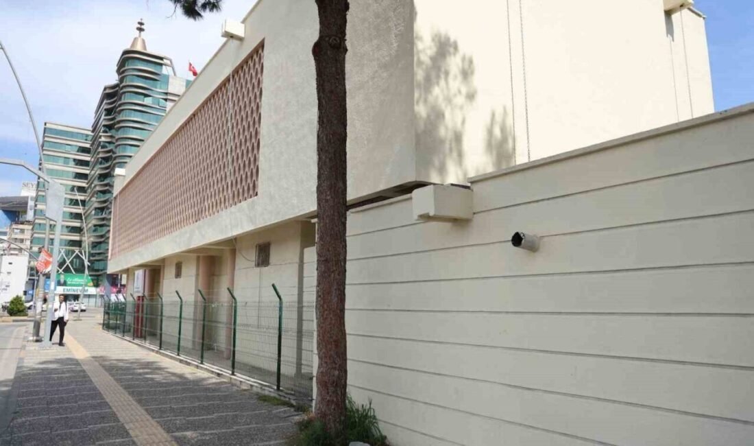 Adana’da Arkeoloji Müzesi’nde çöp kutusuna atılan kullanılmış biletleri yeniden sattıkları