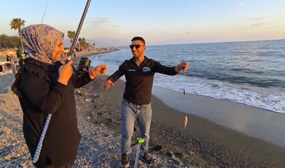Balıkçılar kıyıdan Akdeniz’in mavi sularına attıkları surf oltalarıyla en büyük