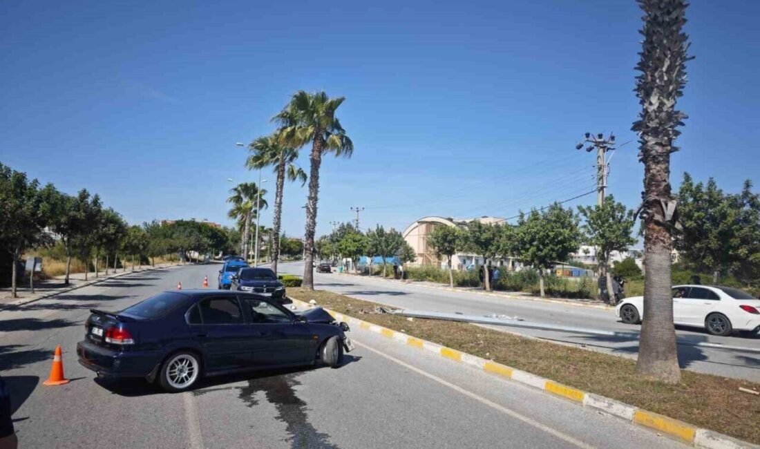 Antalya’nın Manavgat ilçesinde direksiyon hakimiyetini kaybeden araç sürücüsü önce refüje,