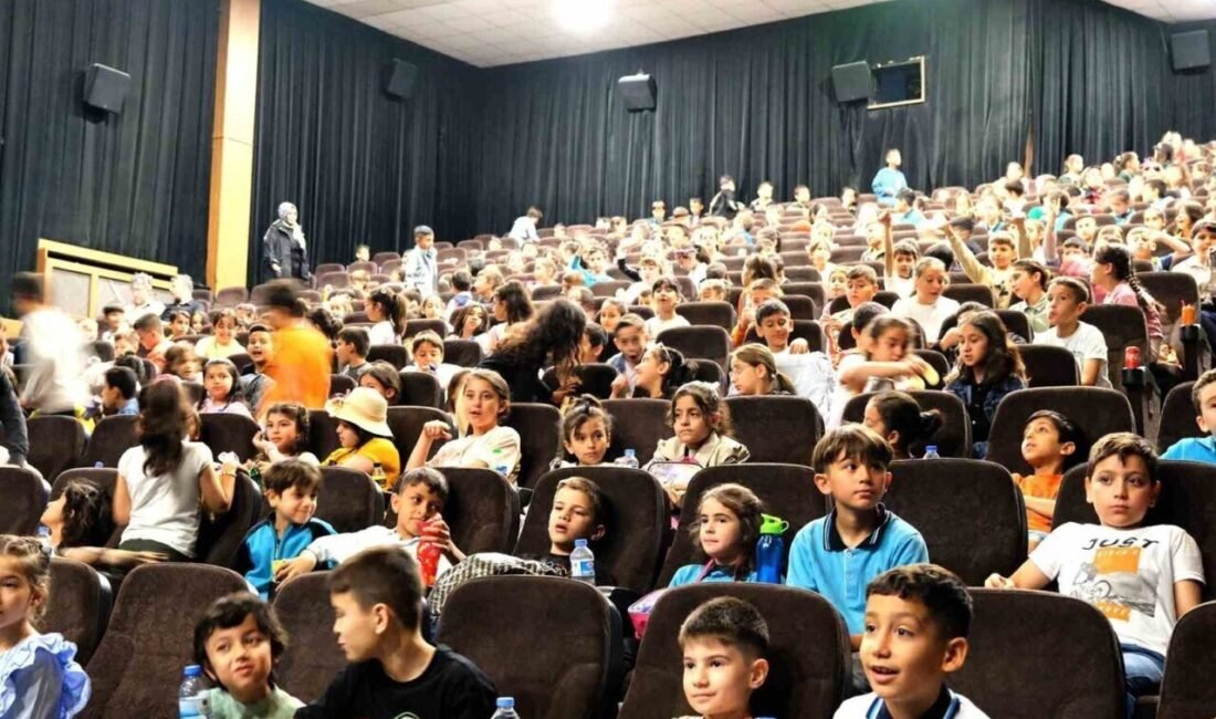 Kahramanmaraş’ın Onikişubat Belediyesi, kırsal mahallelerdeki öğrencileri sinema ile buluşturdu. Proje