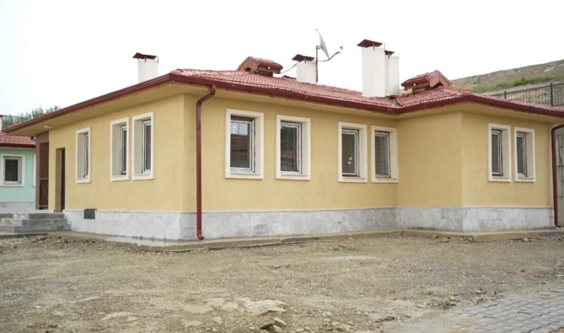 Osmaniye’nin Sumbas ilçesinde yapımı tamamlanan 36 köy konutunun anahtar teslimi