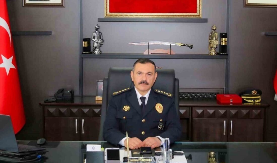 Osmaniye’de bir vatandaşın kırmızı ışıkta durduğu sırada arabadan inip yoldaki