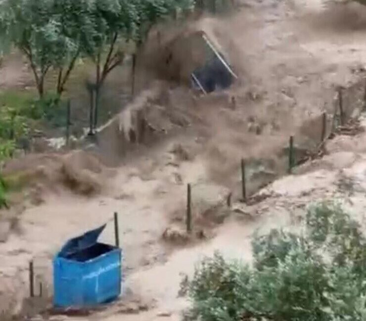 Osmaniye’nin Kadirli ilçesinde akşam saatlerinde etkili olan sağanak nedeniyle onlarca