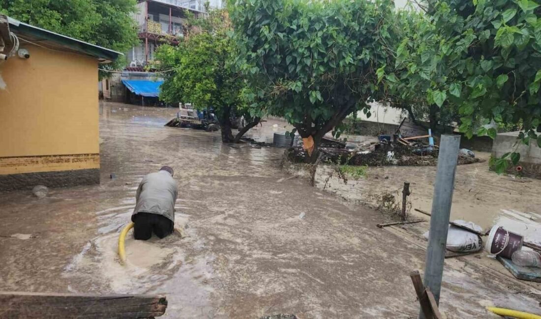 Osmaniye’nin Kadirli ilçesinde akşam saatlerinde etkili olan sağanak nedeniyle su