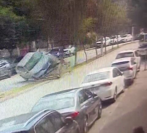 Adana’da sürücüsünün direksiyon hakimiyetini kaybettiği otomobilin refüjdeki ağaca çarpıp takla