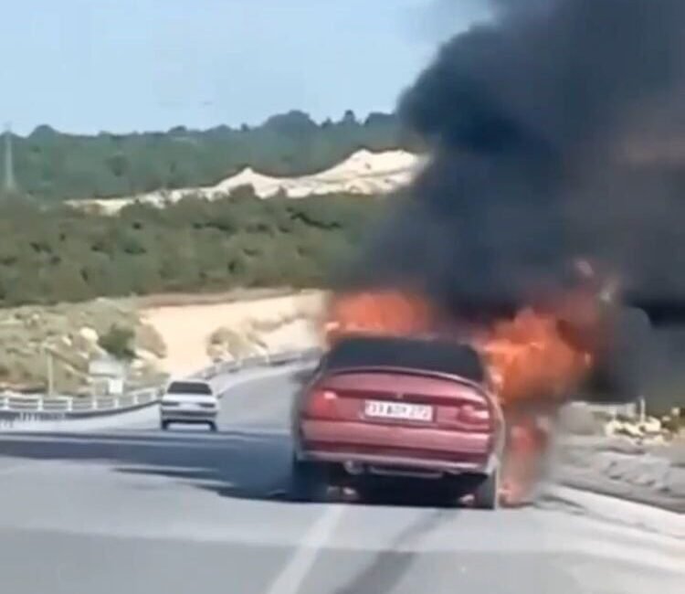 Mersin’in Gülnar ilçesi sınırlarında meydana gelen olayda otomobil alev alev