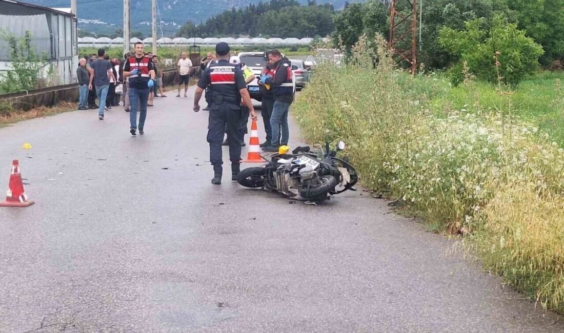 Antalya’nın Serik ilçesinde otomobil ile motosikletin çarpıştığı kazada ağır yaralanan